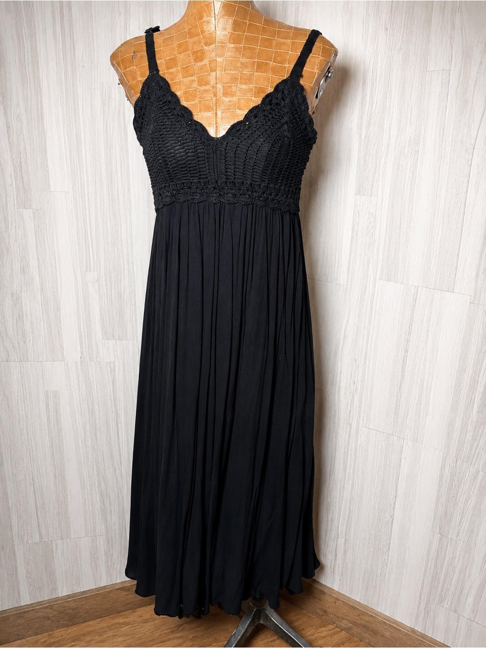 Hint of Blush Black Crochet Bodice Maxi Dress Size Medium
